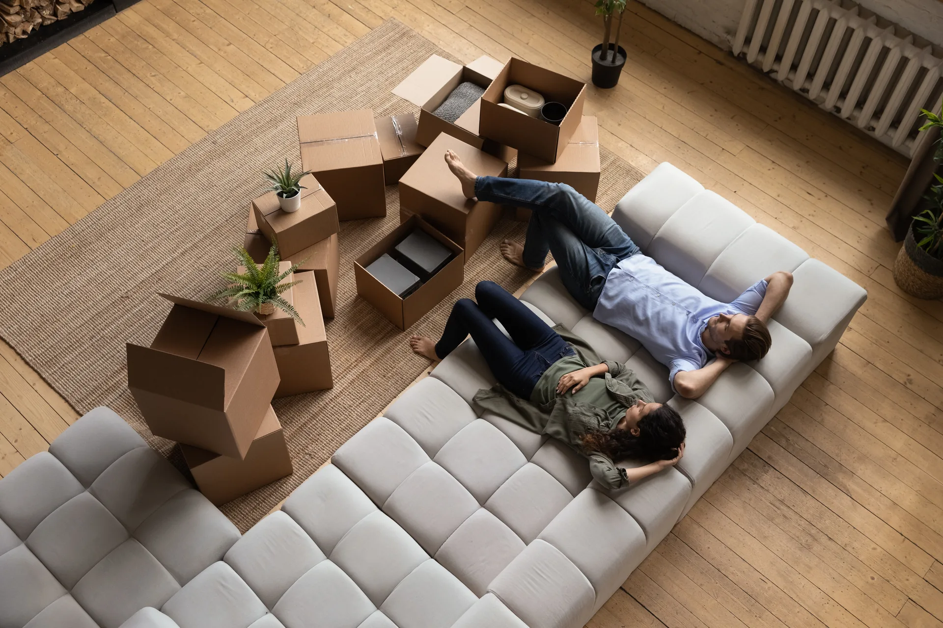 Mann macht Pause auf dem Sofa nach dem Packen – Neuhausen